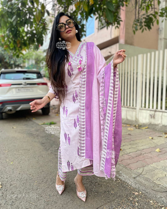 Print on print cotton set with shells and threads v neckline