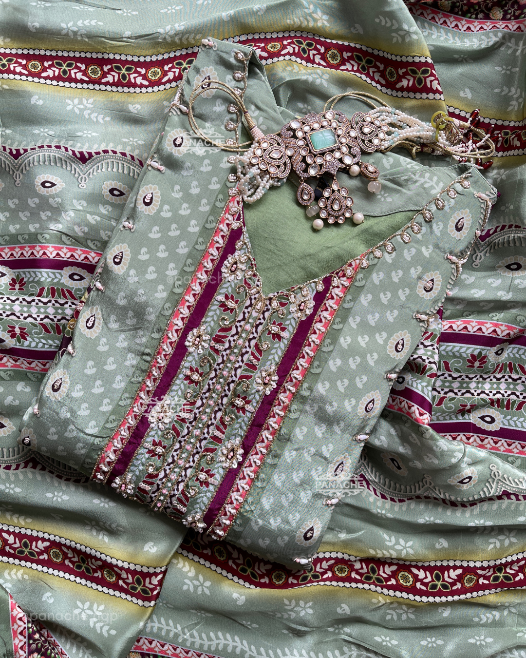 Printed chinnon set
