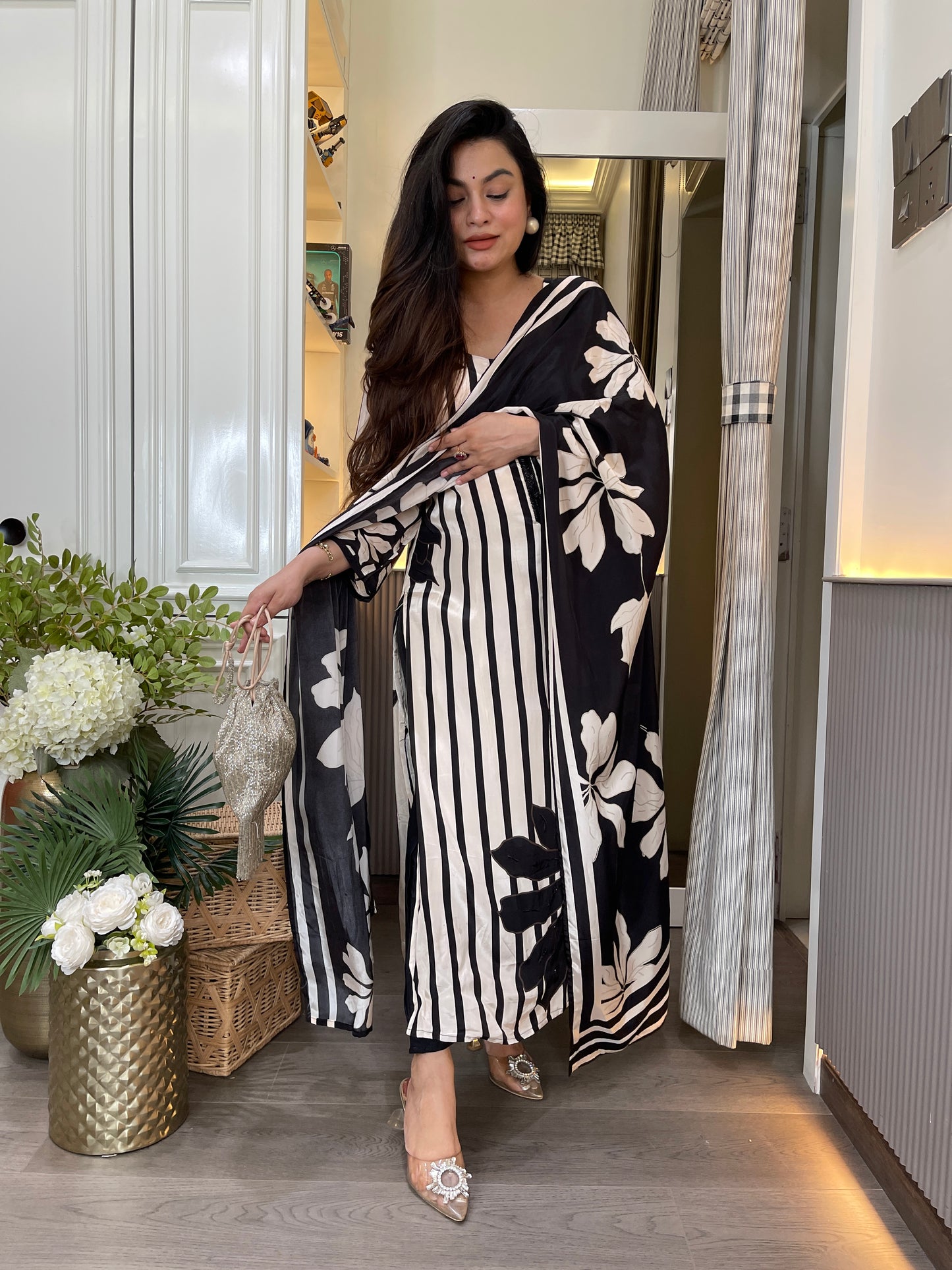 Monochrome pure crepe suit set