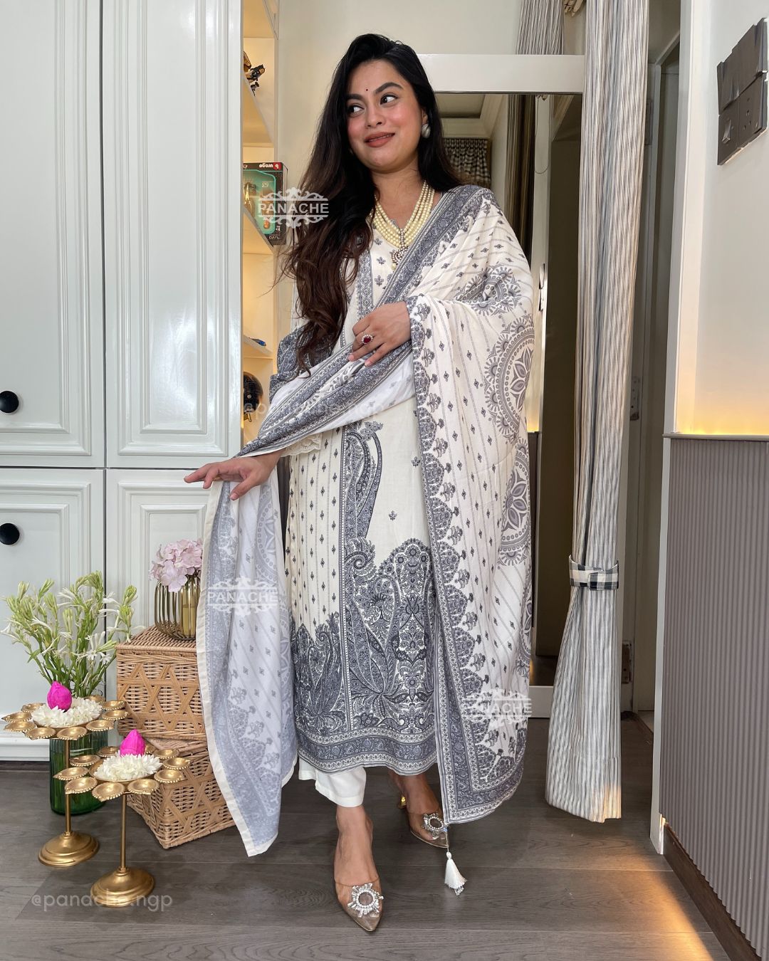 Placement monochrome suit