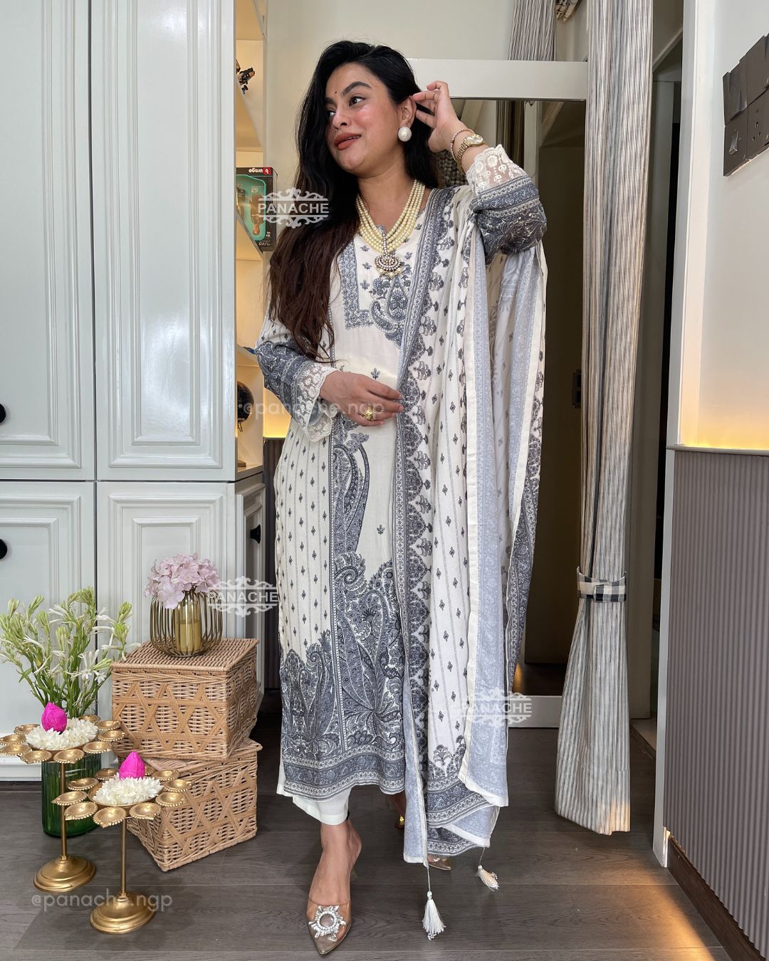 Placement monochrome suit