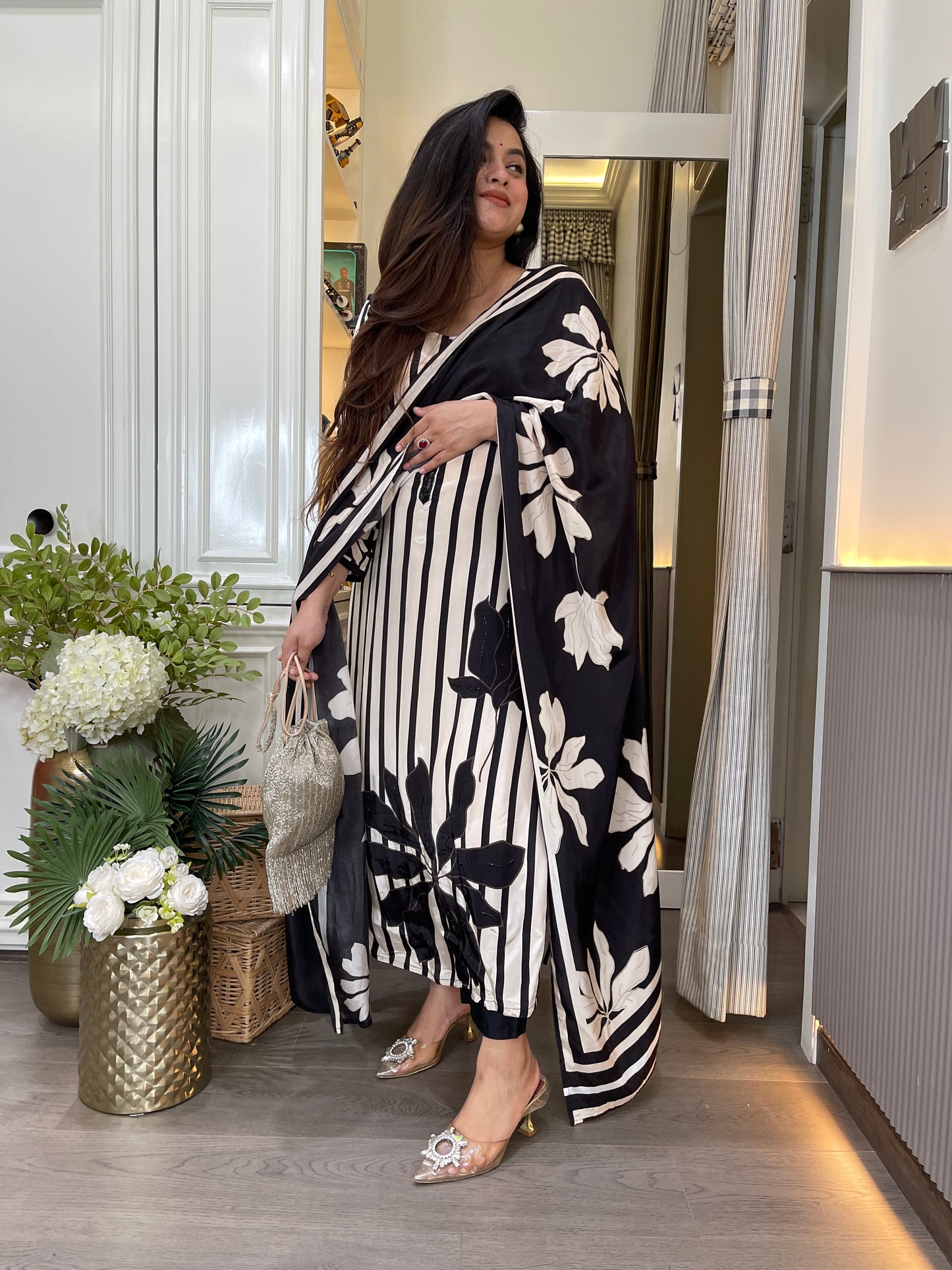 Monochrome pure crepe suit set