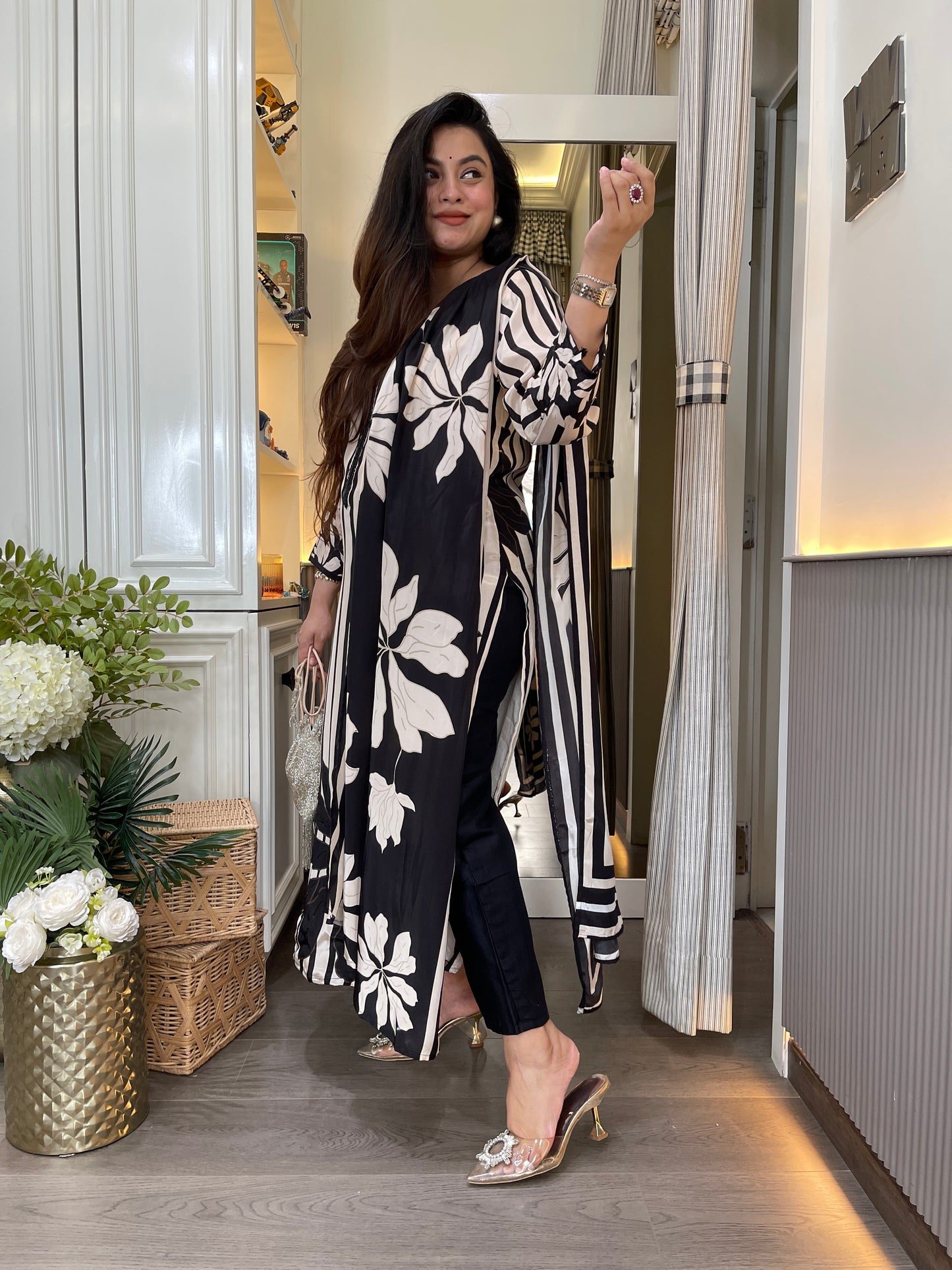 Monochrome pure crepe suit set